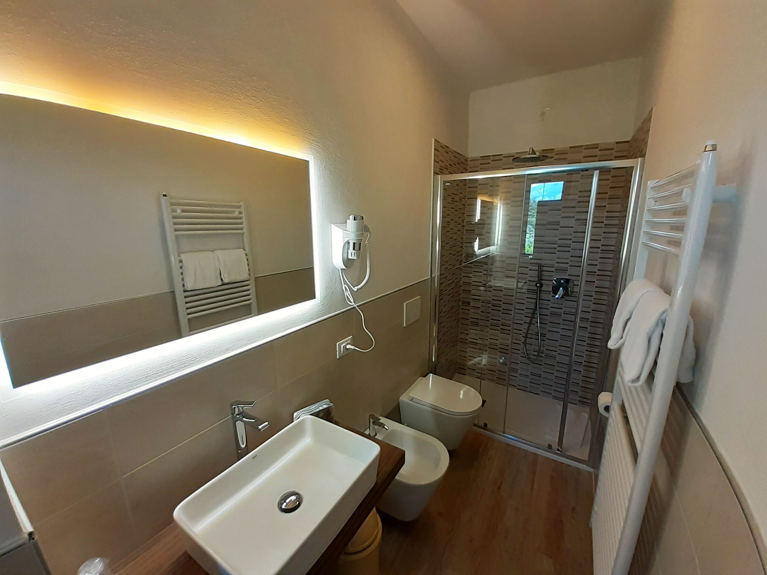 junior suite, balcony | bathroom | shower, hair dryer, slippers, bidet