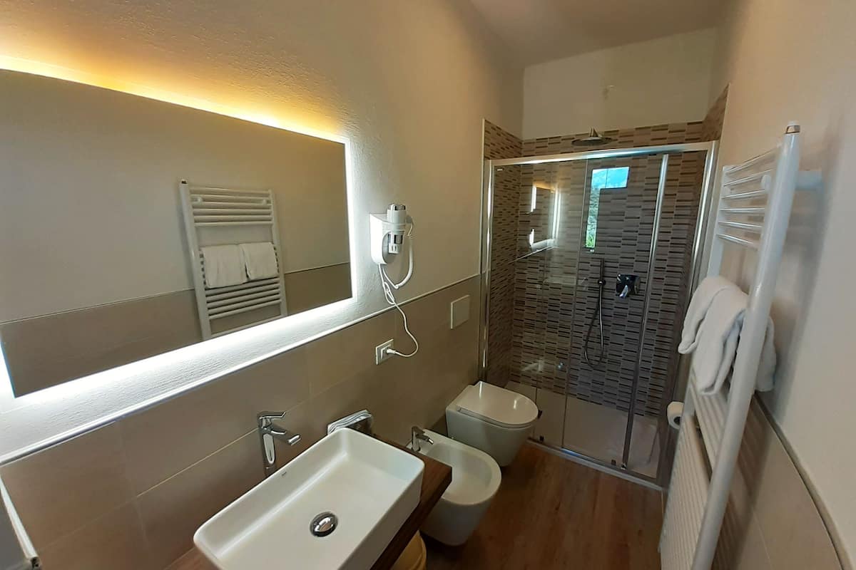 junior suite, balcony | bathroom | shower, hair dryer, slippers, bidet