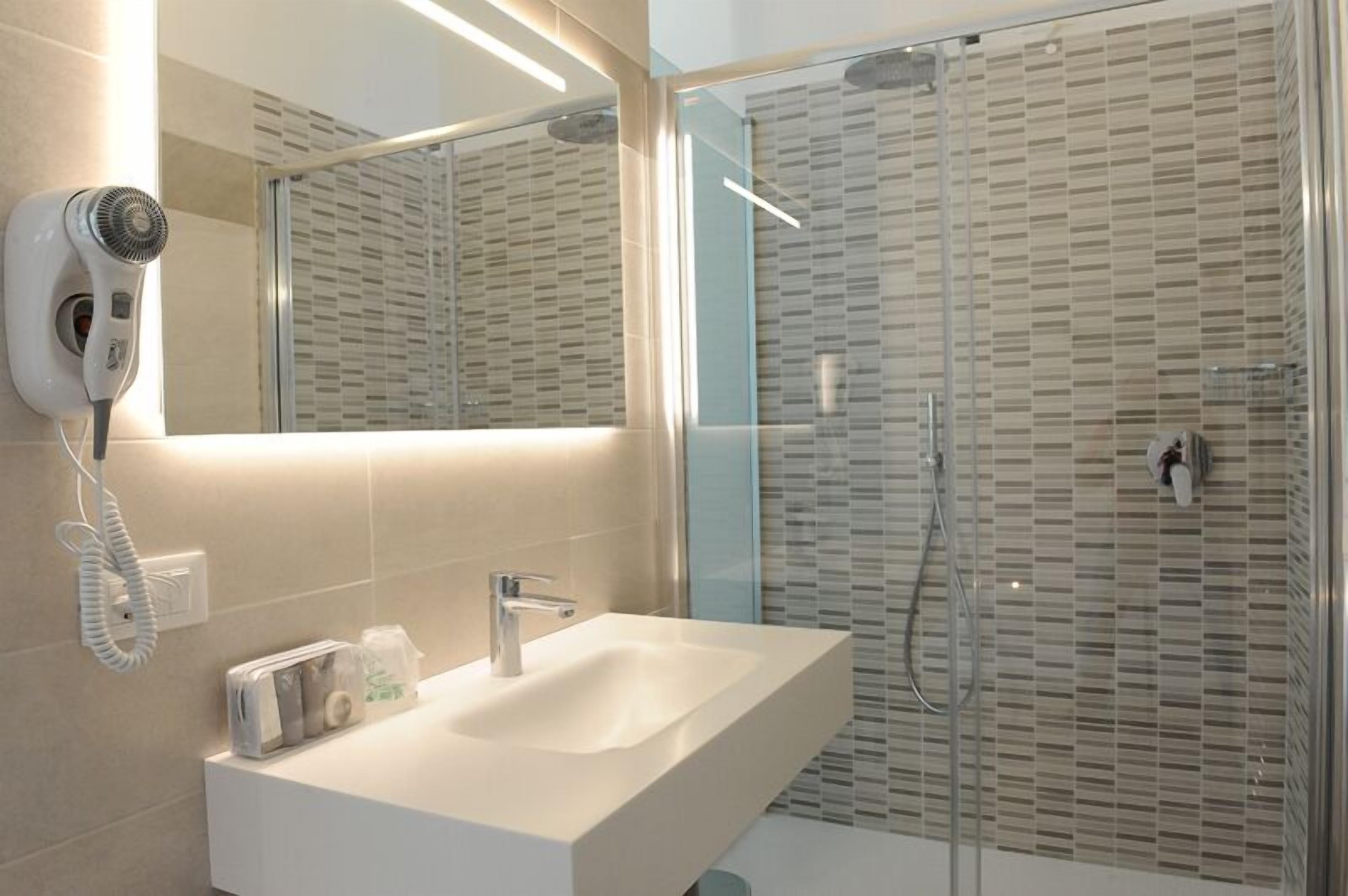 junior suite, balcony | bathroom sink