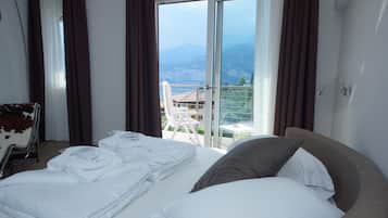 Suite junior, hidromasaje | Caja de seguridad en la habitación, escritorio, insonorización y cunas