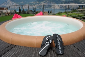Seasonal outdoor pool, pool umbrellas, pool loungers - Park Hotel Val di Monte (Malcesine)