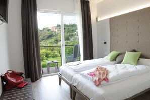 Suite – junior, balkong | Safe på rommet, skrivebord, lydisolert og barnesenger