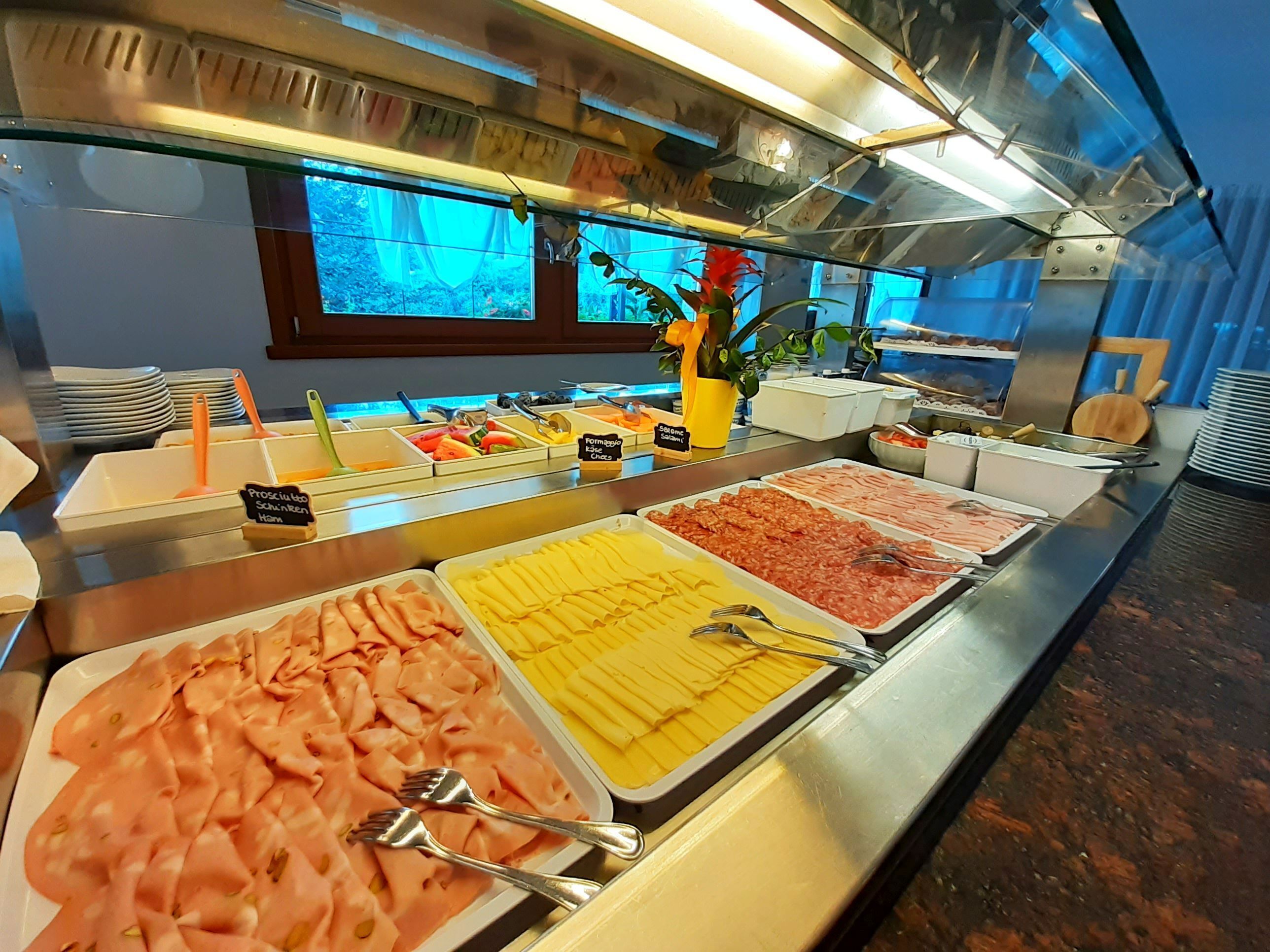 lunch and dinner served, international cuisine