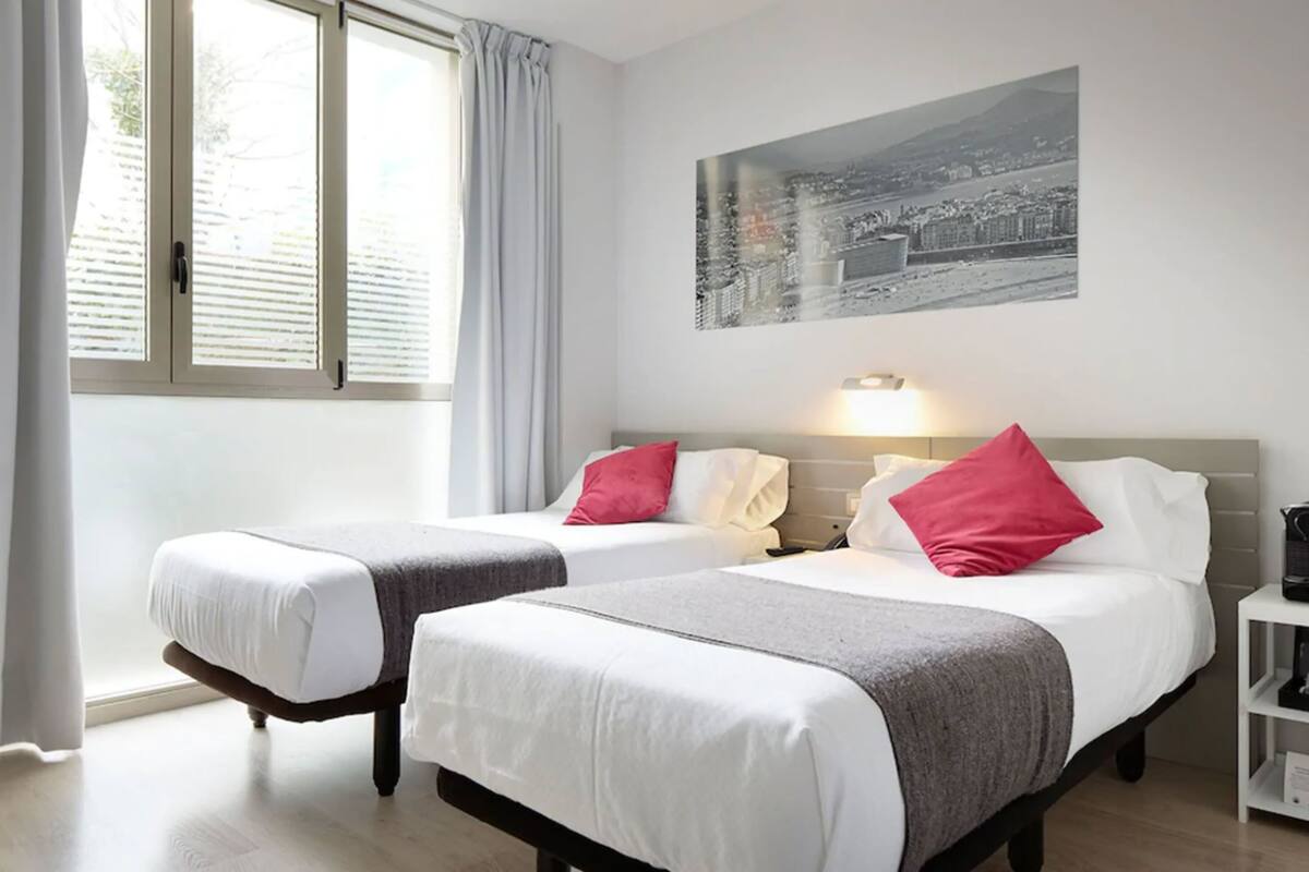 Ropa de cama de alta calidad, cubrecamas y minibar 