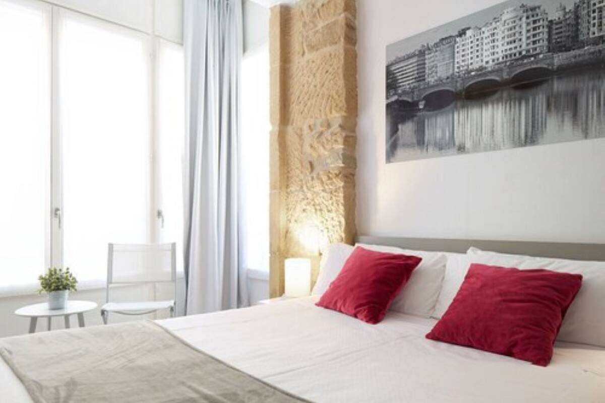 Ropa de cama de alta calidad, cubrecamas y minibar 