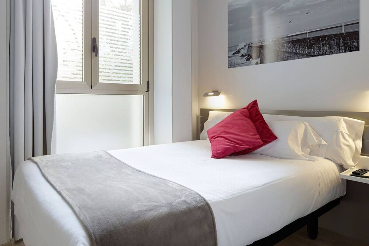 Ropa de cama de alta calidad, cubrecamas y minibar 