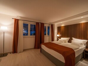 Premium bedding, in-room safe, desk, blackout curtains