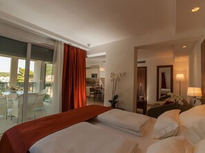 Studio, Balcony, Park View | Living area