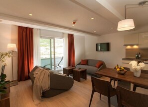 Apartment, 1 Bedroom, Balcony, Park View | Living area