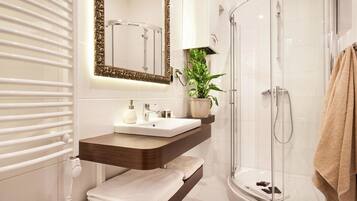 Regadera, amenidades de baño gratuitas, secadora de cabello, toallas