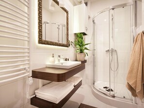 Douche, articles de toilette (gratuits), séchoir à cheveux