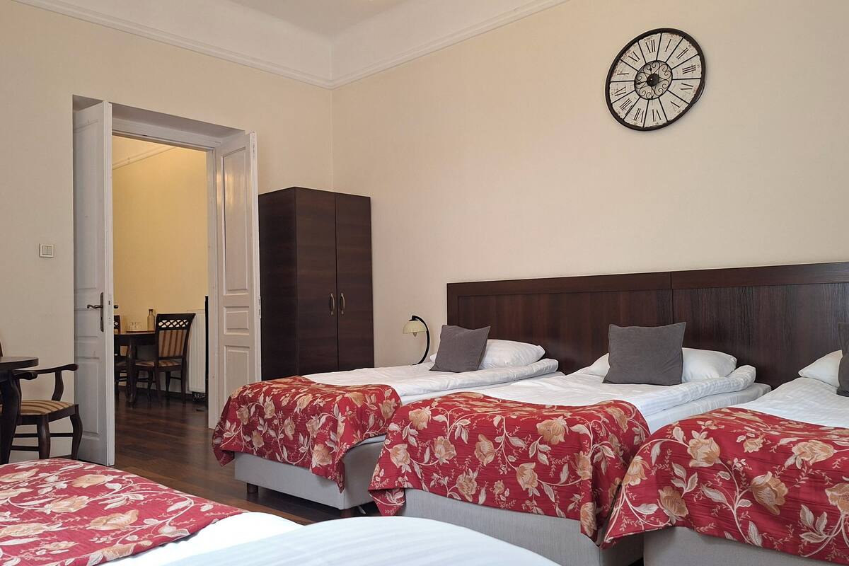 Ropa de cama de alta calidad y caja de seguridad en la habitación 