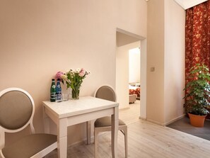 Superior-Suite, eigenes Bad | Hochwertige Bettwaren, Zimmersafe, Bügeleisen/Bügelbrett