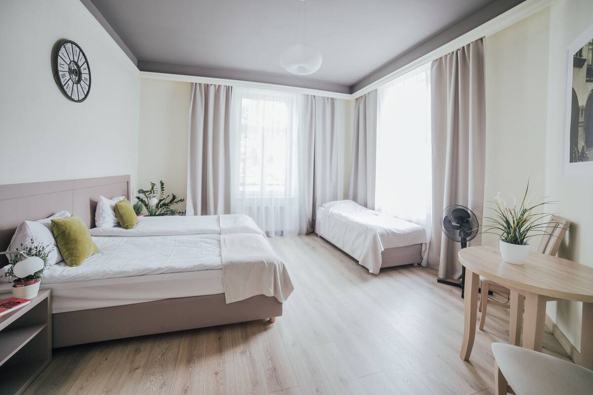 Ropa de cama de alta calidad y caja de seguridad en la habitación 