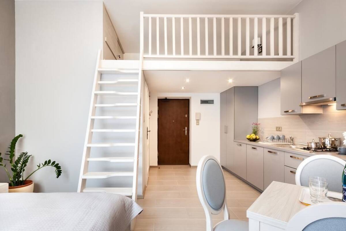 Ropa de cama de alta calidad y caja de seguridad en la habitación 