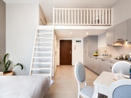 Premium bedding, in-room safe, iron/ironing board, free WiFi