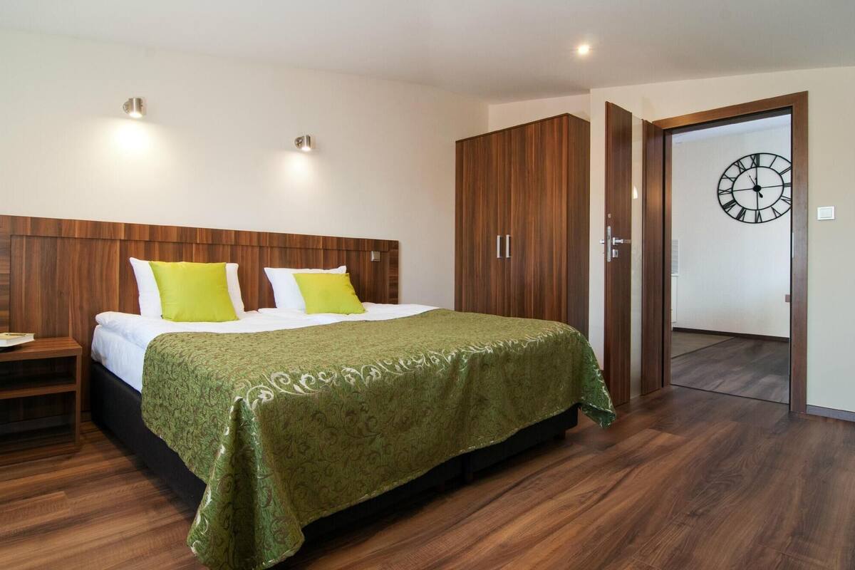 Ropa de cama de alta calidad y caja de seguridad en la habitación 