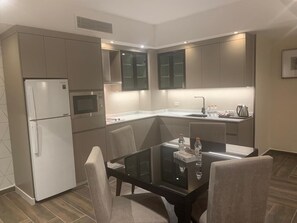 Chambre quadruple royale | Cuisine privée | Réfrigérateur, four à micro-ondes, surface de cuisson, cafetière-théière