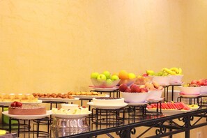 朝食、ランチ、ディナーに営業