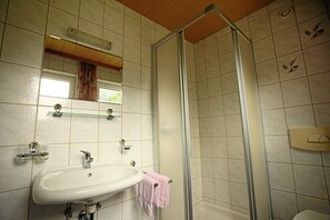 双人房, 阳台, 山景 | 浴室 | 淋浴设施、免费洗��浴用品、吹风机、毛巾