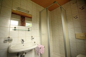 Habitación doble, balcón, vistas a la montaña | Baño | Ducha, artículos de higiene personal gratuitos y secador de pelo