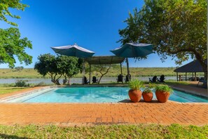 Piscina externa, espreguiçadeiras