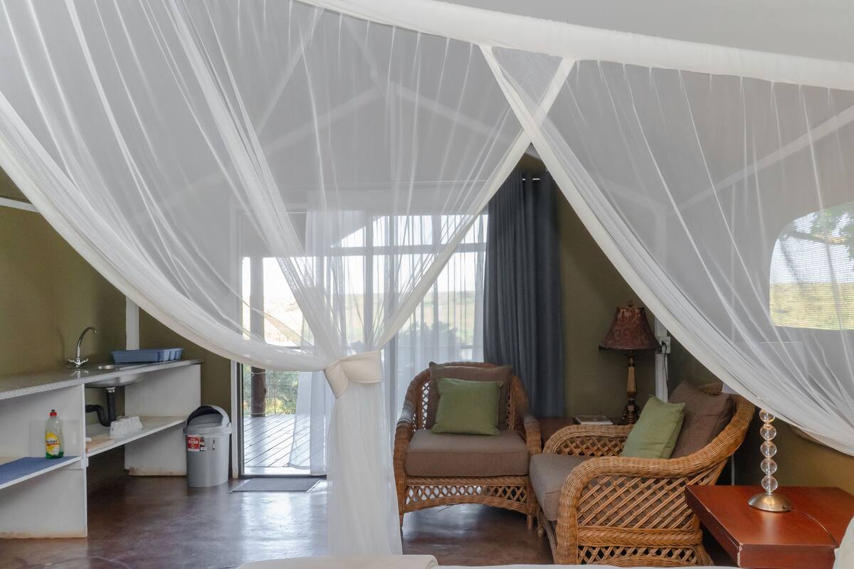 Large Safari Tent with Deck | Truy cập Internet không dây miễn phí, bộ trải giường
