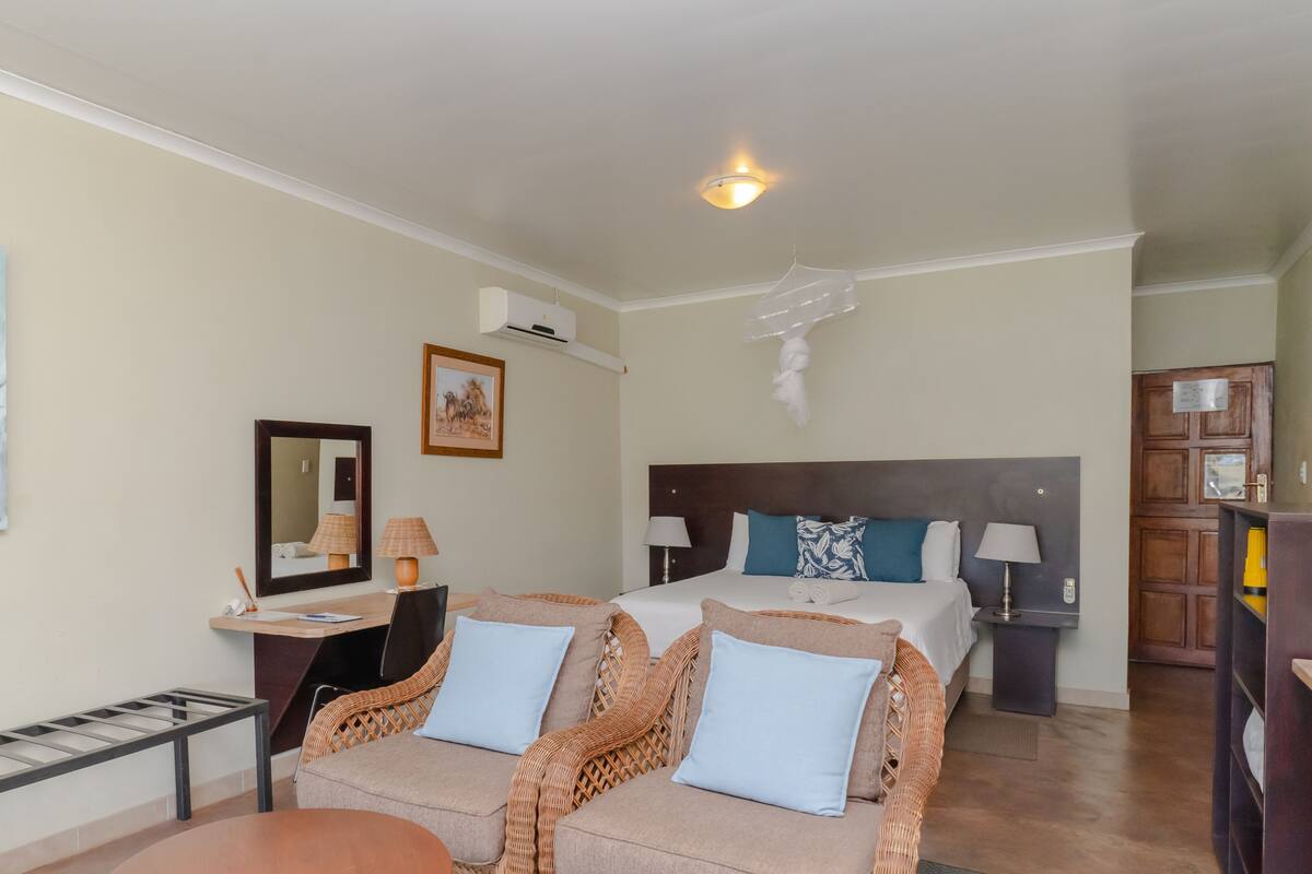 River Front Room With Patio | Truy cập Internet không dây miễn phí, bộ trải giường