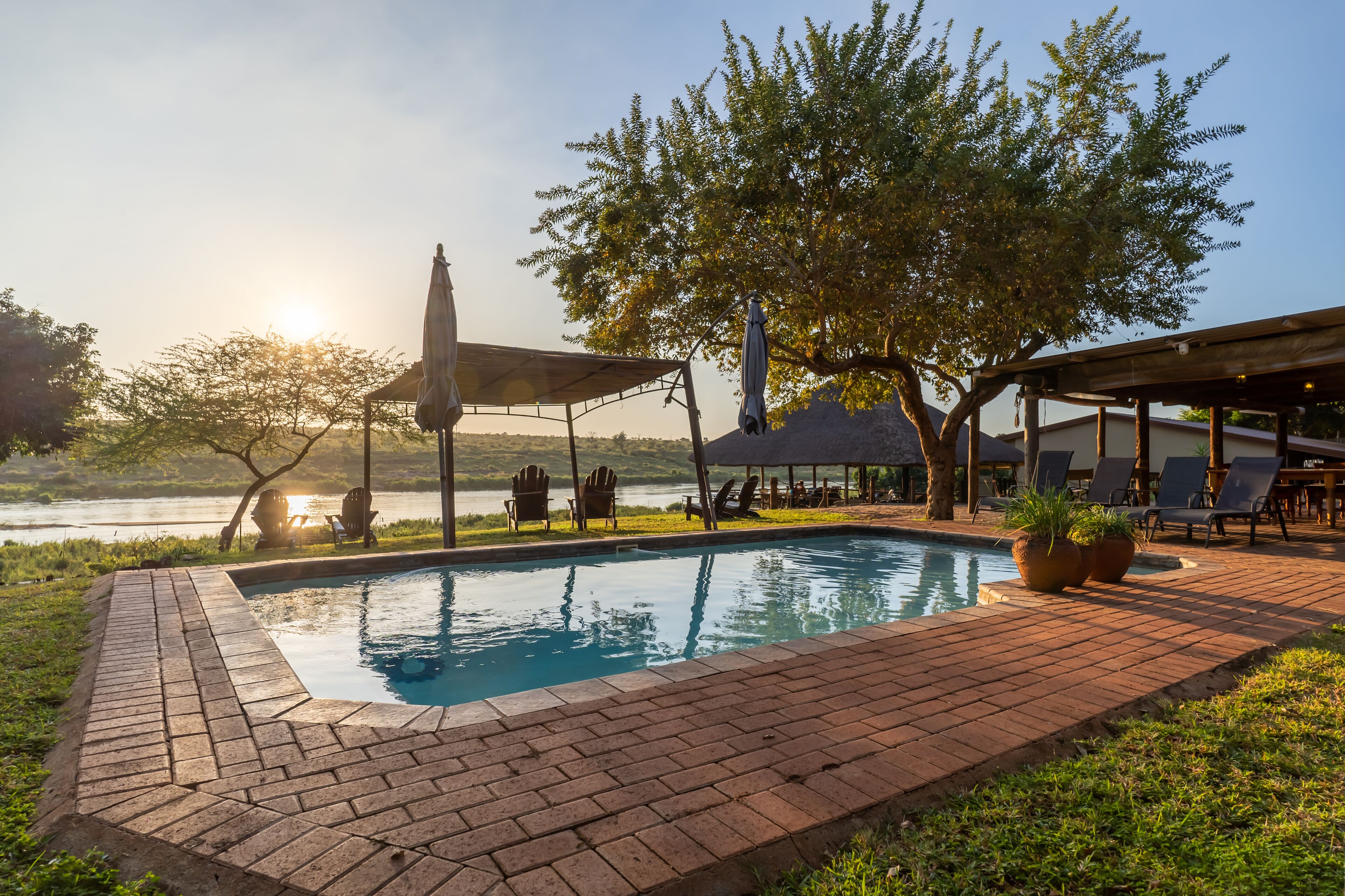 Una piscina al aire libre, tumbonas