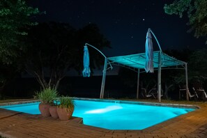 Utomhuspool och solstolar