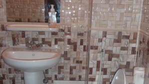 A bathroom with a sink, toilet, and shower. - Hotel Aday (Marrakech)