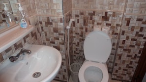 Chambre quadruple, salle de bains commune | Salle de bain | Serviettes fournies