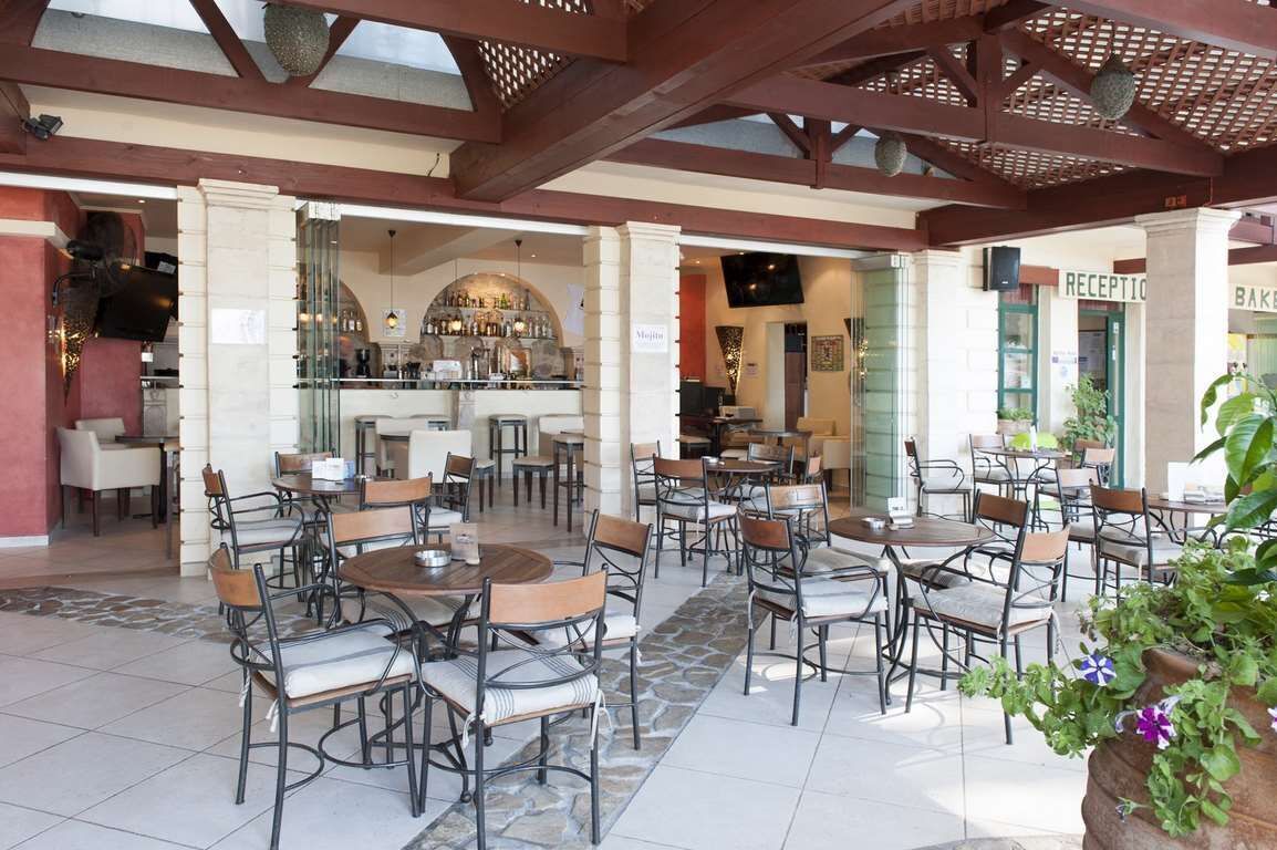 Daily cooked-to-order breakfast (EUR 5 per person)