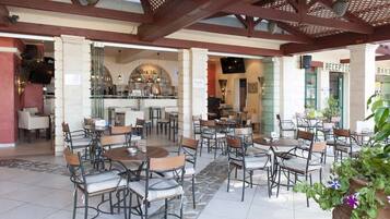 Daily cooked-to-order breakfast (EUR 5 per person)