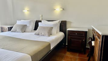 Hermes Double Room with partial sea view | Verduisterende gordijnen, een strijkplank/strijkijzer, gratis wifi