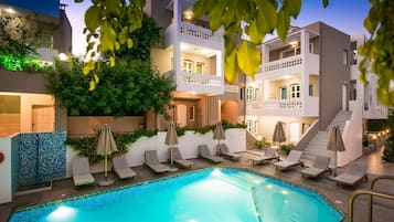 2 ulkouima-allasta, aurinkovarjoja, aurinkotuoleja