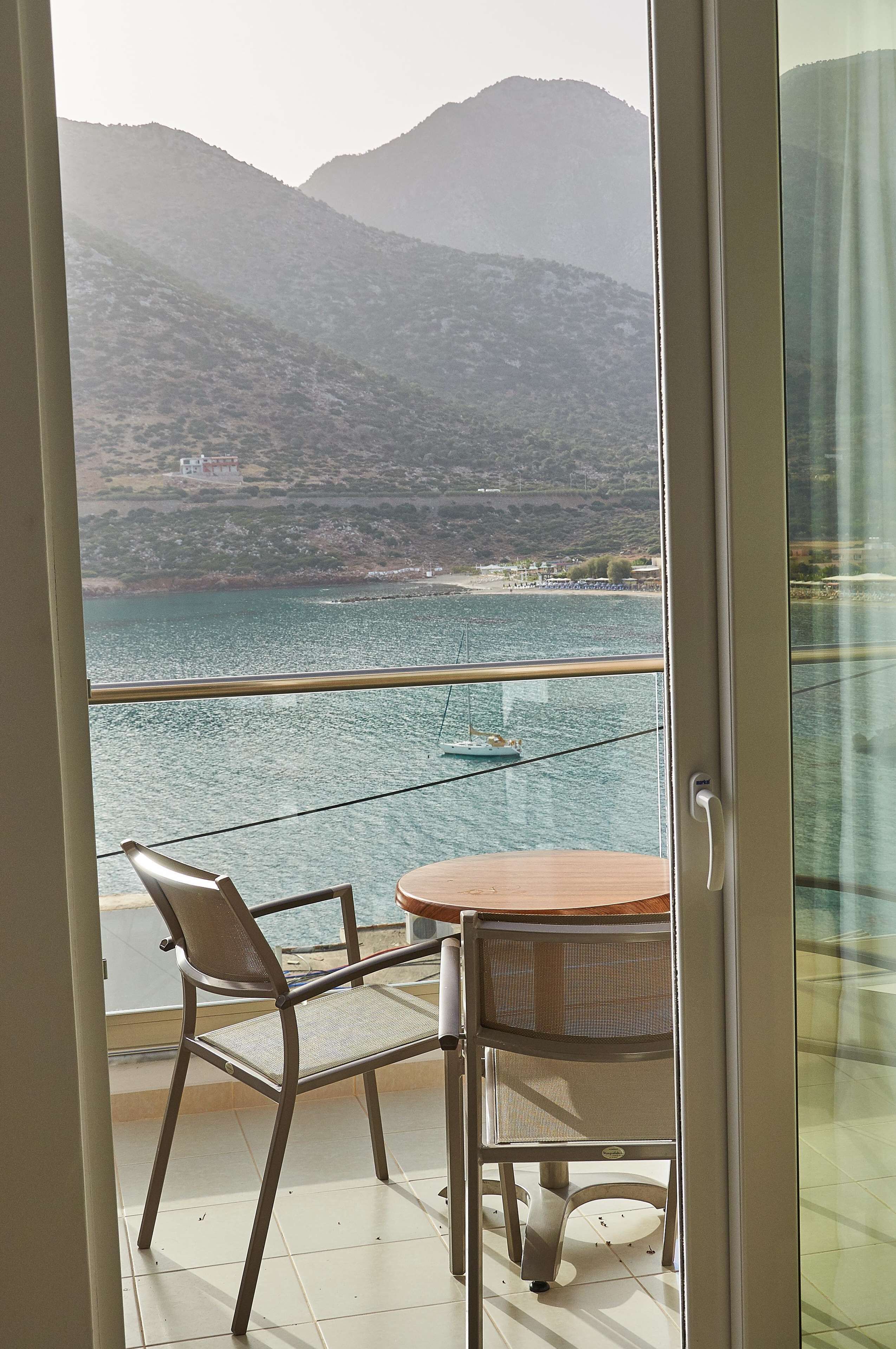 Un balcone con vista su un corpo d'acqua e montagne.