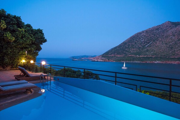 2 buitenzwembaden, parasols bij het zwembad en ligstoelen