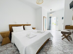 Double or Twin Room | In-room safe, soundproofing, iron/ironing board, free cribs/infant beds - Cyclades Blue (Mykonos)