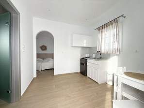 Kjøleskap, kokeplater, kaffetrakter/tekoker og vannkoker