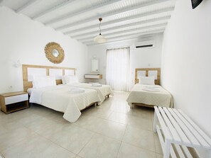 Habitación triple básica, 1 habitación | Caja fuerte, sistema de insonorización, tabla de planchar con plancha