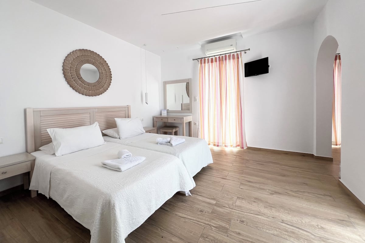 Double or Twin Room | In-room safe, soundproofing, iron/ironing board, free cribs/infant beds