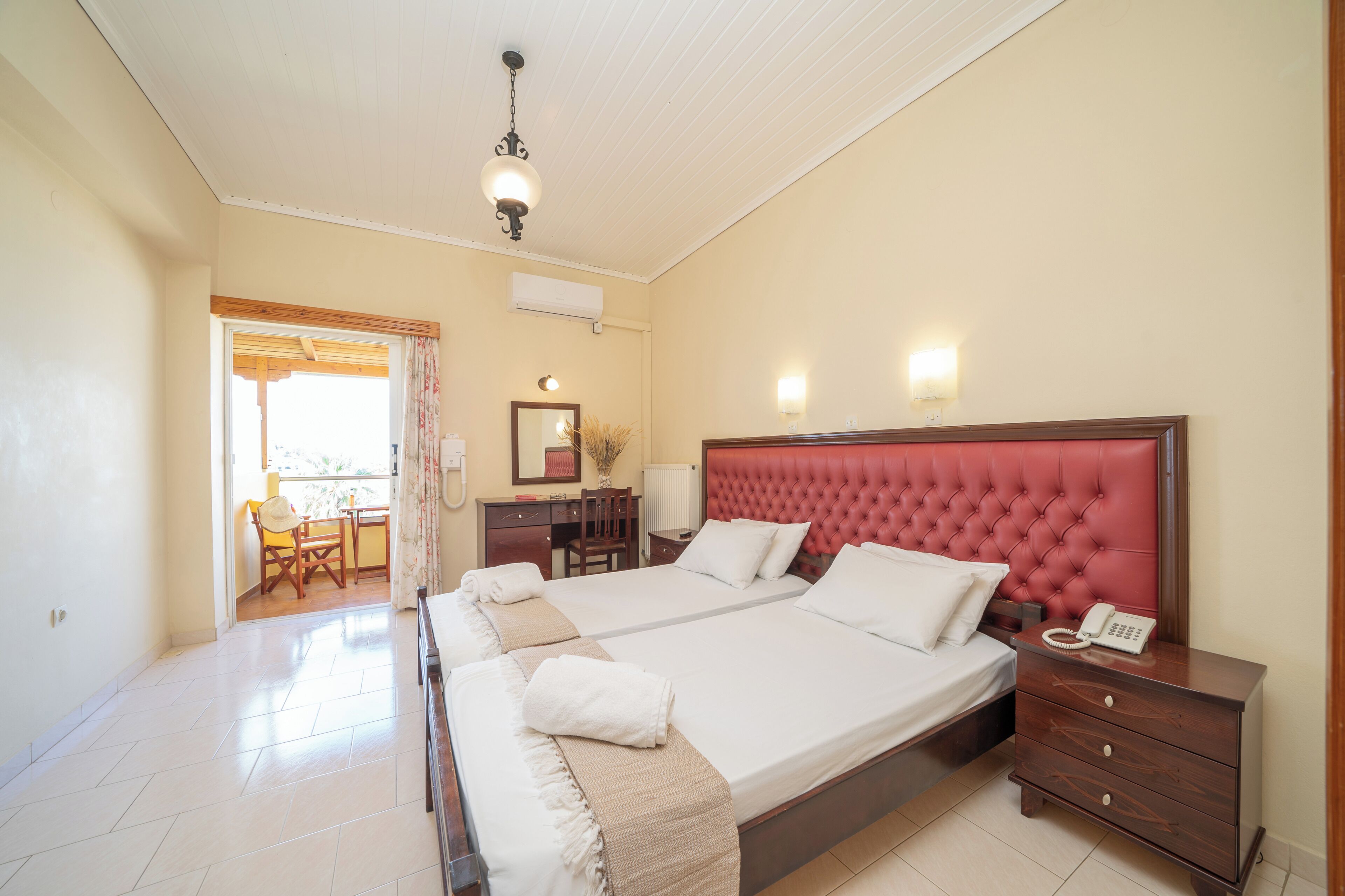 Tabla de planchar con plancha, wifi gratis y ropa de cama 
