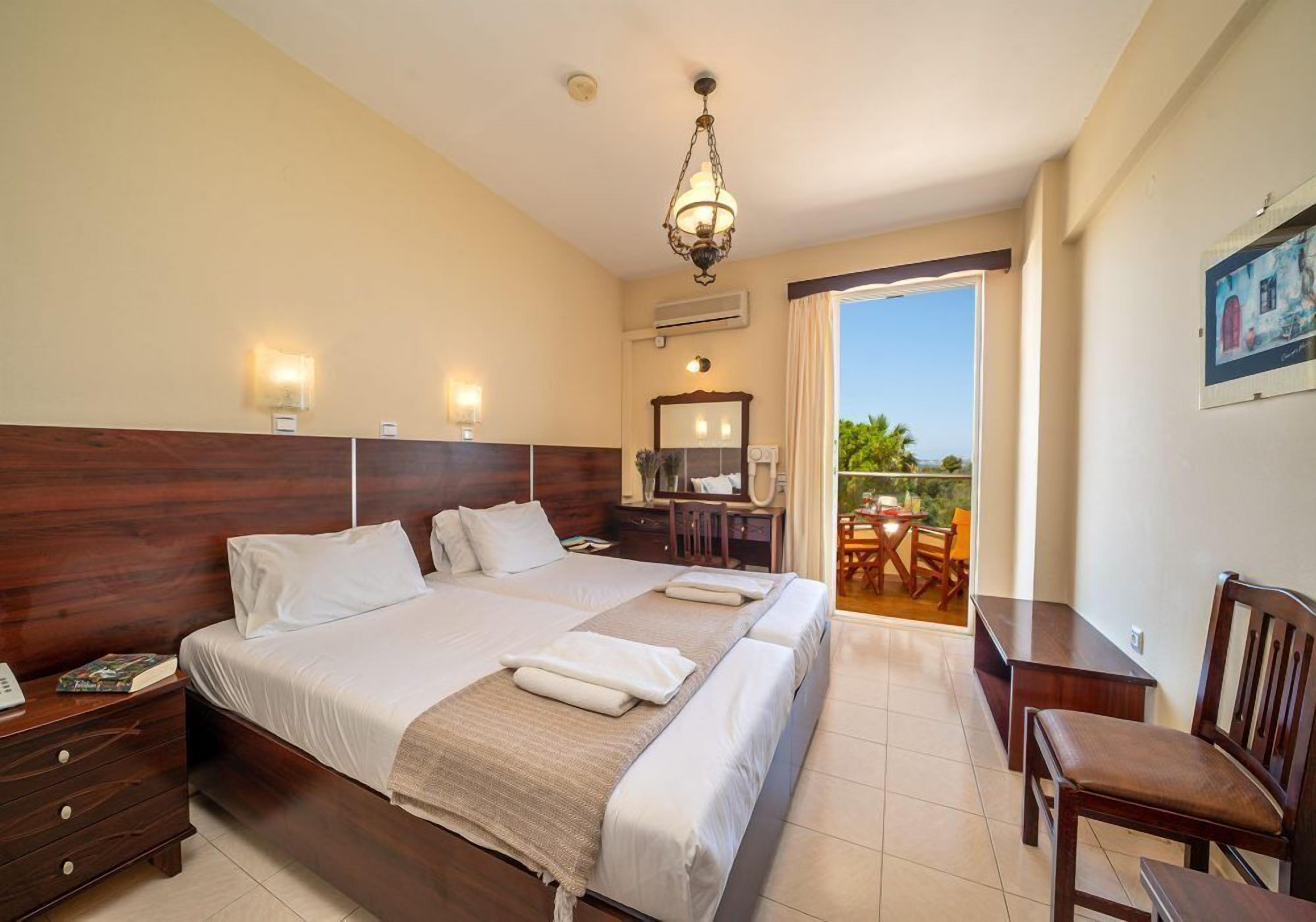 Tabla de planchar con plancha, wifi gratis y ropa de cama 