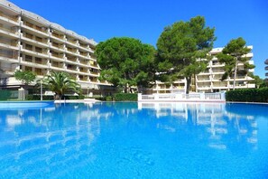 حمّام سباحة خارجي