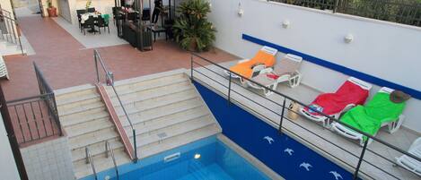 야외 수영장, 08:00 ~ 21:00 오픈, 수영장 파라솔, 일광욕 의자