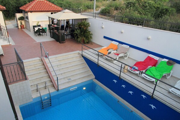 Außenpool, geöffnet von 08:00 Uhr bis 21:00 Uhr, Sonnenschirme