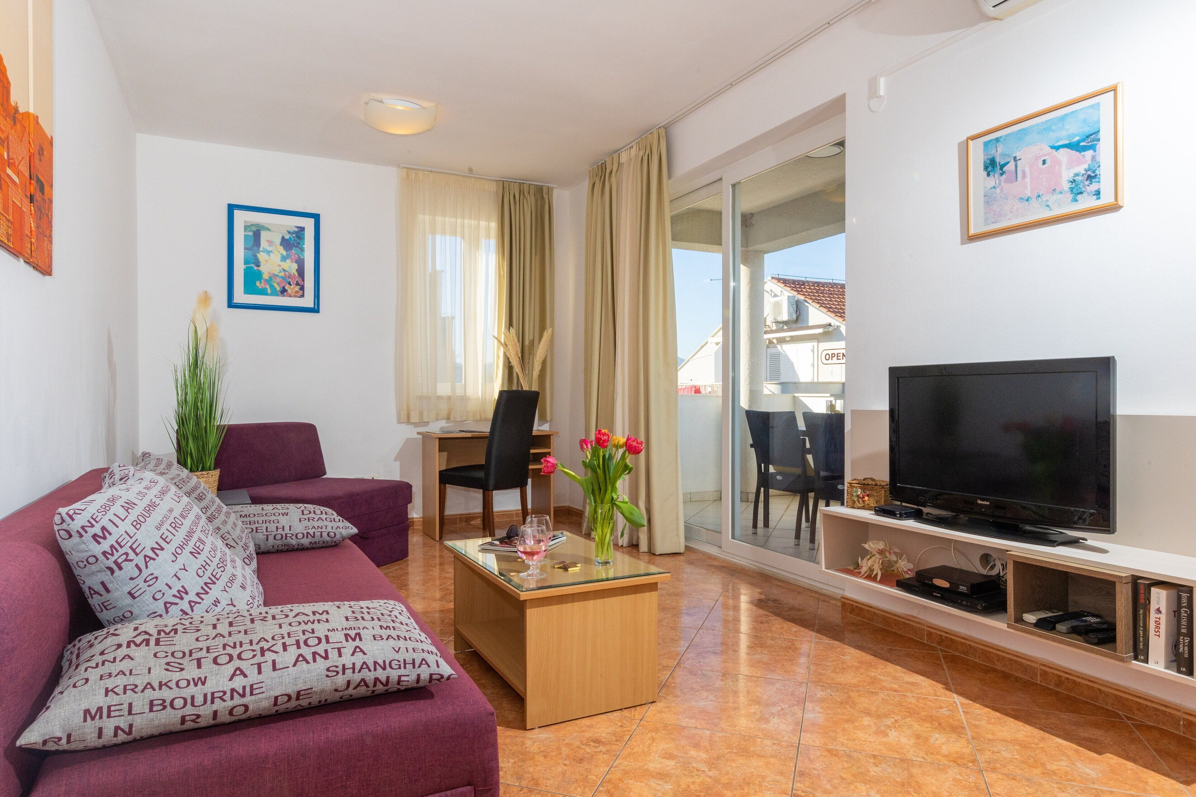 Two-Bedroom Apartment with Balcony and Sea View | Vardagsrum | Platt-tv
