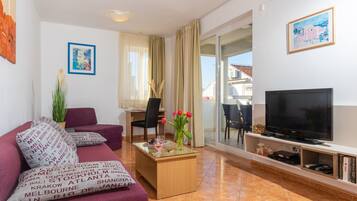Two-Bedroom Apartment with Balcony and Sea View | Vardagsrum | Platt-tv