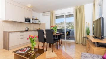 Two-Bedroom Apartment with Balcony and Sea View | Privékeuken | Een mini-koelkast, een magnetron, een kookplaat, een waterkoker